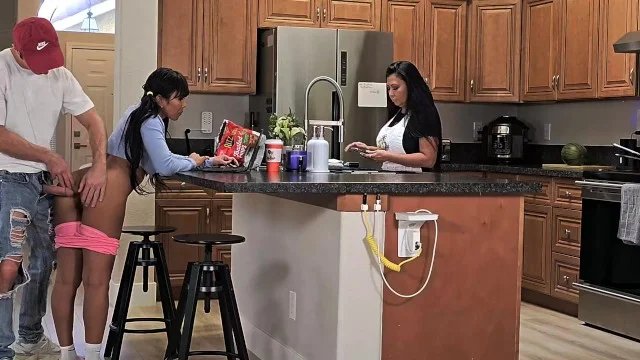 Annesinin Önünde Kendini Siktiren Fahişe