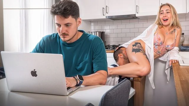 Kocasını Evden Yollayıp Tesisatçıya Amını Yalatan Sarışın Orospu